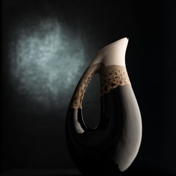 Skulpturel vase på mørk baggrund